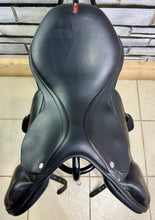 Load image into Gallery viewer, 17” +4 (XW) Equipe Monoflap Jump Saddle - Black -2018- Immaculate-Patent Trim