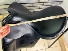 Load image into Gallery viewer, 18” MW Ideal Suzannah Printed Leather Dressage Saddle -Black