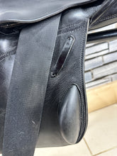 Load image into Gallery viewer, 16 1/2” Wide  Kentaur Eventer I Monoflap Jump/XC Saddle - Black