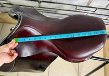 Load image into Gallery viewer, 17” Medium Prestige/John Whitaker Jump Saddle - Burgundy