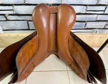 Load image into Gallery viewer, 17 1/2” XW-XXW Frank Baines Balance Zenith Jump Saddle - Tan