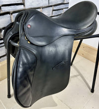 Load image into Gallery viewer, 17” Medium Jeffries Falcon English Event GP Saddle - Black