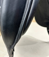 Load image into Gallery viewer, 17 1/2” Wide +2 Equipe Emporio Monoflap 2018 Dressage Saddle - Black