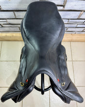 Load image into Gallery viewer, 18” MW Albion Kontact Monoflap Jump Saddle - Black - Moveable Blocks