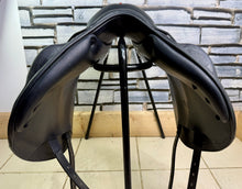Load image into Gallery viewer, 17” +4 (XW) Equipe Monoflap Jump Saddle - Black -2018- Immaculate-Patent Trim