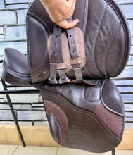 Load image into Gallery viewer, 17 1/2” MW/Changeable Gullet Kent &amp; Masters S Series Jump Saddle - Brown