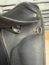 Load image into Gallery viewer, 17” M/Changeable Gullet Wintec 500 Dressage Saddle - Black