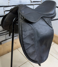 Load image into Gallery viewer, 17” Wide Thorowgood Griffin Cob GP Saddle -Black- Flat Tree - W