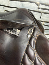 Load image into Gallery viewer, 16 1/2” MW Harry Dabbs Future Monoflap Jump Saddle - Shoulder Free - Brown