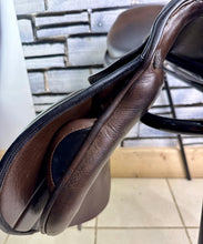 Load image into Gallery viewer, 17” 32/Wide Stubben Juventus Jump Saddle - Brown