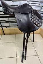 Load image into Gallery viewer, 16 1/2” MW Harry Dabbs Future Monoflap Jump Saddle - Shoulder Free - Brown