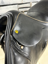 Load image into Gallery viewer, 17” Medium Black Country Jump Saddle - Black