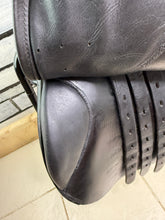 Load image into Gallery viewer, 17” MW Harry Dabbs Taurus Forward Cut GP Saddle -Black- Upswept Panels