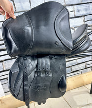 Load image into Gallery viewer, 17 1/2” MW/Wide Whitaker Venice Jump Saddle - Black