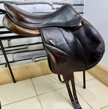 Load image into Gallery viewer, 17 1/2” MW Voltaire Lexington Monoflap Jump Saddle -2015- Brown