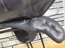 Load image into Gallery viewer, 17 1/2” W-XW Changeable Gullet Kent &amp; Masters Monoflap Jump Saddle - Black