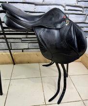 Load image into Gallery viewer, 18” MW Albion Kontact Monoflap Jump Saddle - Black - Moveable Blocks