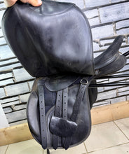 Load image into Gallery viewer, 17” XW Thorowgood Griffin Cob GP Saddle - Black - Extra Wide - Flat Tree - 4 Straps
