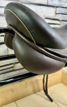 Load image into Gallery viewer, 17 1/2” MN Kruger MonoFlap Jump Saddle - Brown - High Wither - Jumping/XC - TB ROR