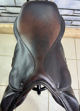 Load image into Gallery viewer, 17 1/2” Medium Silhouette MonoFlap Jump Saddle - Brown