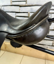Load image into Gallery viewer, 18” Wide Jeffries Falcon Hawk Event Saddle - Black