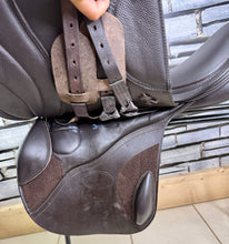 Load image into Gallery viewer, 17 1/2” MW/Changeable Gullet Kent &amp; Masters S Series Jump Saddle - Brown