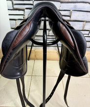 Load image into Gallery viewer, 17” Medium-MW Black Country Vinici MonoFlap Jump Saddle -Brown/Black- Jumping/XC
