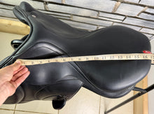 Load image into Gallery viewer, 17” +4 (XW) Equipe Monoflap Jump Saddle - Black -2018- Immaculate-Patent Trim