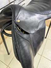 Load image into Gallery viewer, 17 1/2” Wide Eric Thomas Close Contact Jump Saddle - Black