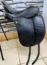 Load image into Gallery viewer, 17” XW Albion Spanish Riding School Classical Ultima Dressage Saddle -Upswept Panel- Extra Wide - Black