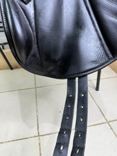 Load image into Gallery viewer, 17 1/2” MW Silhouette MonoFlap Jump Saddle - Black