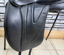 Load image into Gallery viewer, Size 2/18” Changeable Gullet Width 3 Wow Competitor Dressage Saddle - Black