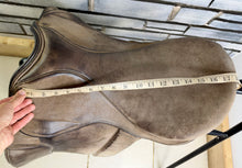 Load image into Gallery viewer, 18” XW Olney (Fylde Marjory) Suede Show/Working Hunter Saddle -Brown- Suede Top