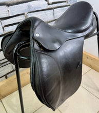 Load image into Gallery viewer, 17” MW Harry Dabbs Taurus Forward Cut GP Saddle -Black- Upswept Panels