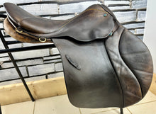 Load image into Gallery viewer, 17 1/2” MN (Fit 27) Stubben Siegfried CS Biomex Jump Saddle - Brown