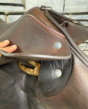 Load image into Gallery viewer, 16 1/2” MW Childeric CFSC Monoflap Jump Saddle - Brown