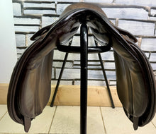 Load image into Gallery viewer, 15 1/2” XW Extra Wide Fylde Hayden Show/Working Hunter Saddle -Brown- Suede Top