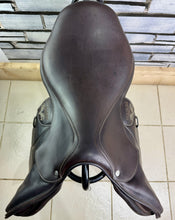 Load image into Gallery viewer, 18 1/2” MW Voltaire Stutgartt Double Flap Jump Saddle - Brown