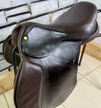 Load image into Gallery viewer, 17 1/2” MN Humphries &amp; Swain Holistic Saddlery GP/Jump Saddle - Brown