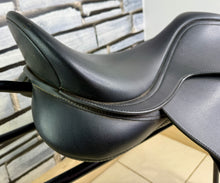 Load image into Gallery viewer, 17 1/2” Wide/Changeable Gullet Wintec 500 GP Saddle - Black