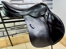 Load image into Gallery viewer, 17 1/2” Medium Lemetex ‘The Stylist’ Jump Saddle - Black