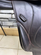Load image into Gallery viewer, 17 1/2” MW Devoucoux Chiberta O Jump Saddle - Brown