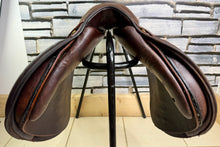 Load image into Gallery viewer, 17 1/2” Medium Santa Cruz Jump Saddle - Brown