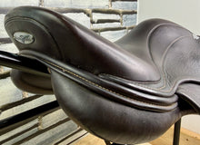 Load image into Gallery viewer, 16 1/2” MW Harry Dabbs Future Monoflap Jump Saddle - Shoulder Free - Brown