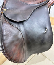 Load image into Gallery viewer, 17 1/2” MW Bruno Del Grange Close Contact Jump Saddle - Brown