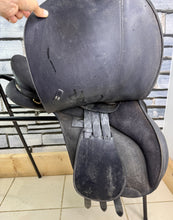 Load image into Gallery viewer, 17” Wide/Changeable Gullet Wintec 2000 GP Saddle - Black
