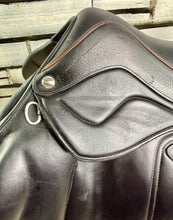 Load image into Gallery viewer, 17 1/2” Medium-MW Devoucoux Chiberta Lab Monoflap Jump Saddle - Black/Orange