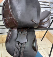 Load image into Gallery viewer, 17” MW Heritage Close Contact Jump Saddle - Brown