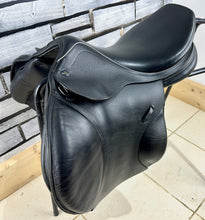 Load image into Gallery viewer, 17 1/2” MW/Wide Whitaker Venice Jump Saddle - Black
