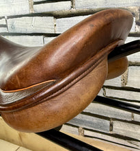 Load image into Gallery viewer, 17 1/2” Medium Santa Cruz Jump Saddle - Brown